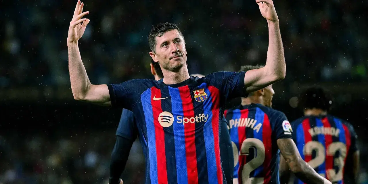 Robert Lewandowski, lider klasyfikacji strzelców La Liga, świętuje bramkę.