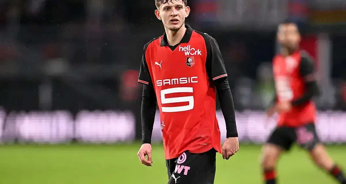 Piłkarz Stade Rennais w czerwonej koszulce z numerem 5, gotowy do gry przeciwko OGC Nice.