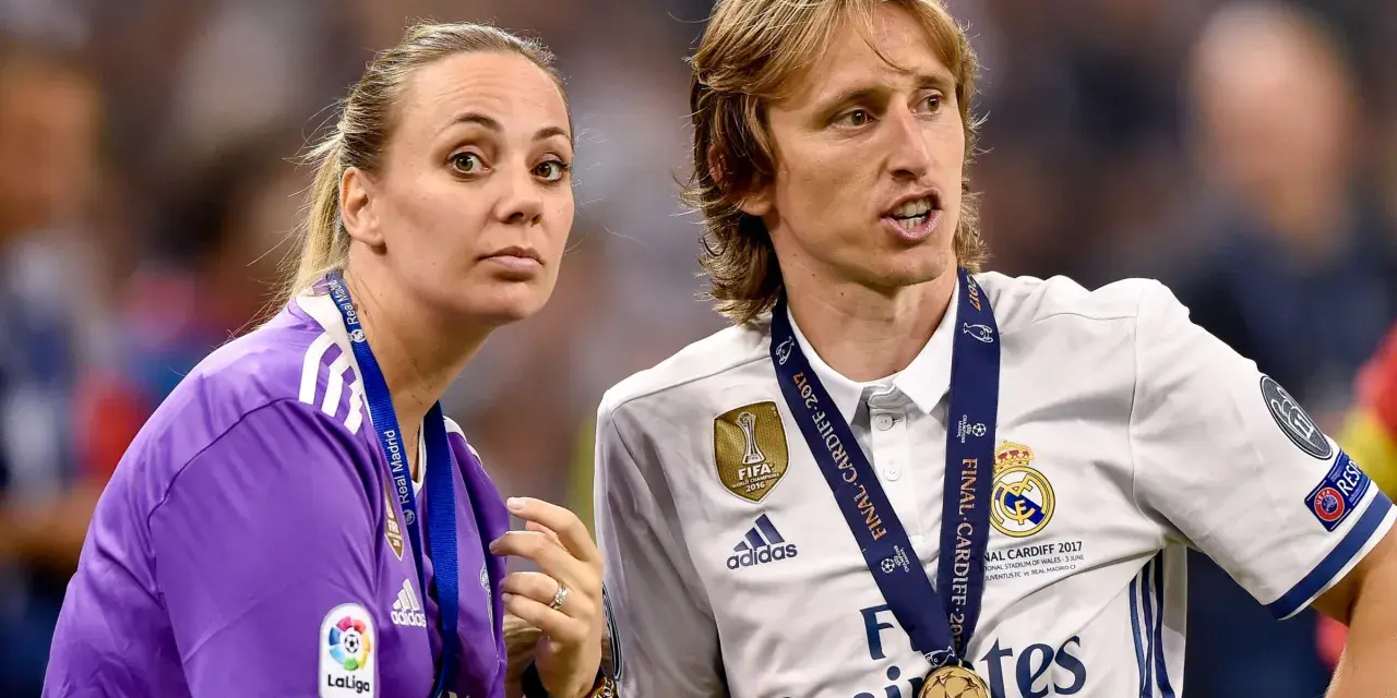Luka Modrić z żoną, świętujący zwycięstwo. Marzy o tym, by jego luka modric dzieci też kiedyś nosiły takie medale.