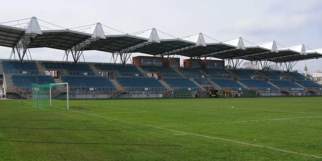 Pusta trybuna i zielona murawa stadionu Siarki Tarnobrzeg czekają na emocje kibiców.