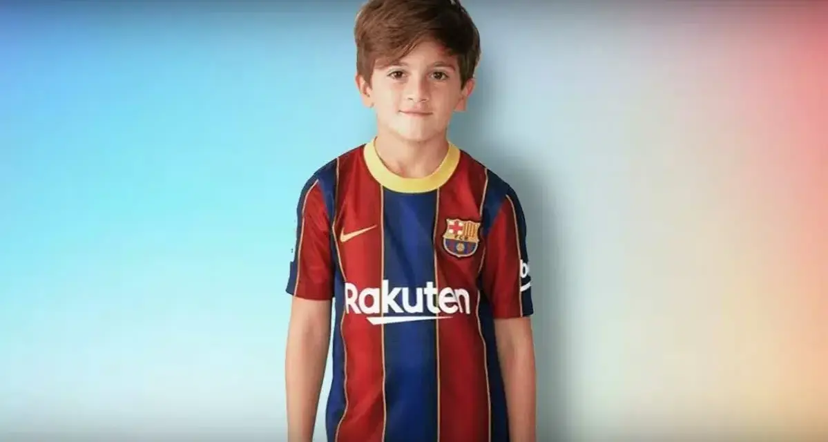 Chłopiec w koszulce FC Barcelona, Thiago Messi, wygląda na swój wiek.