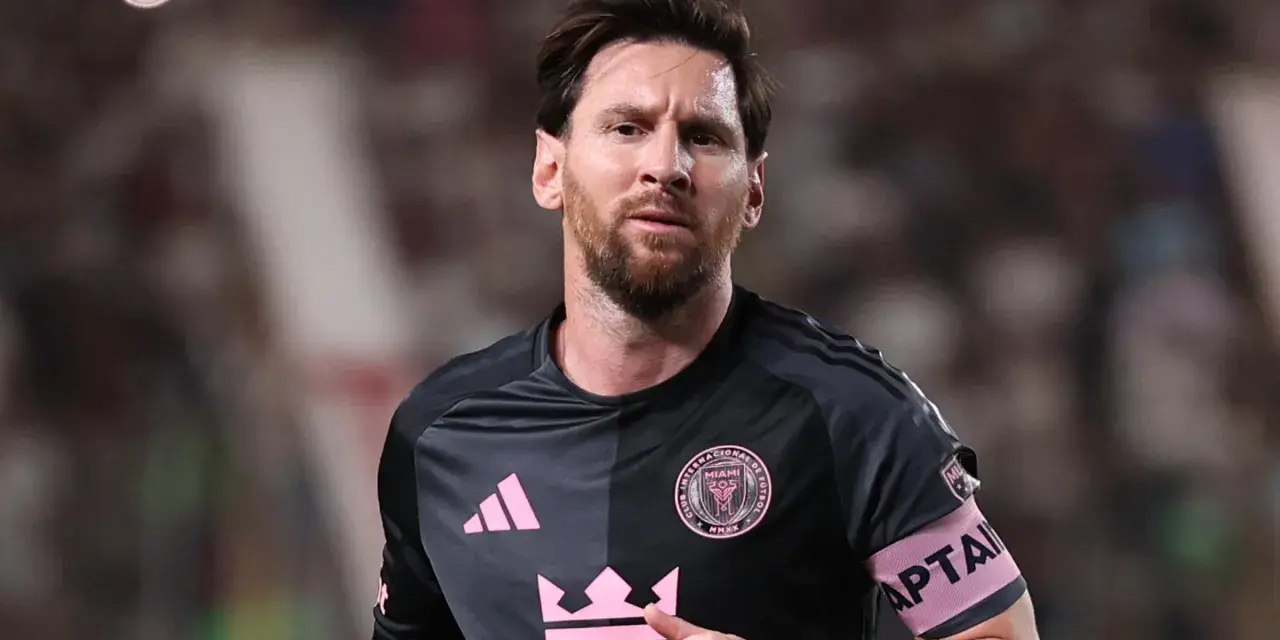 Lionel Messi, kapitan Interu Miami, w czarnej koszulce z różowymi detalami. Właśnie tu gra Messi, zdobywając kolejne gole.