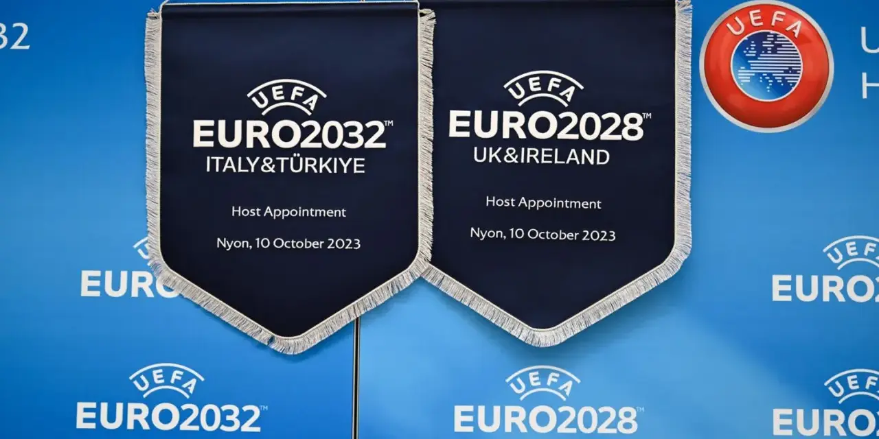 Dwa banery informują o przyznaniu organizacji Euro 2032 Włochom i Turcji oraz Euro 2028 Wielkiej Brytanii i Irlandii.