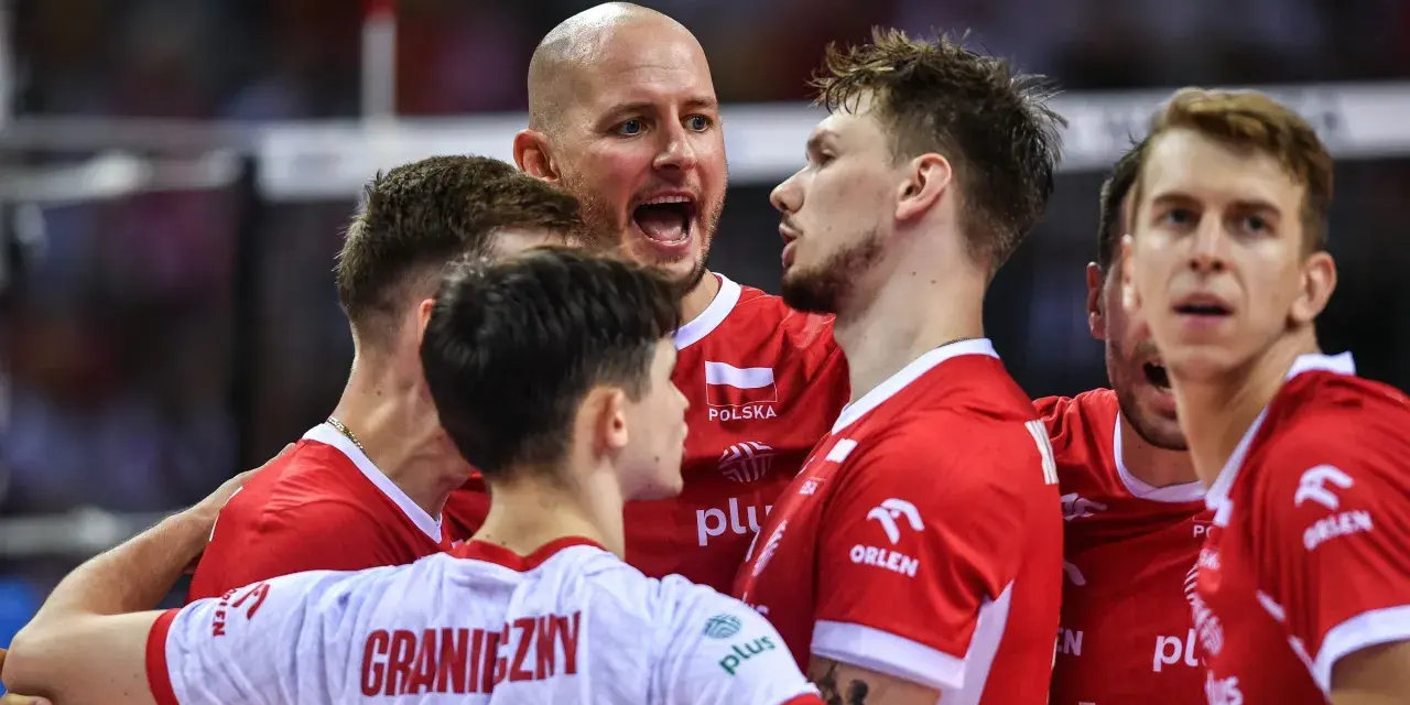 Byli siatkarze polscy w czerwonych strojach, w emocjonalnym geście jedności na boisku.