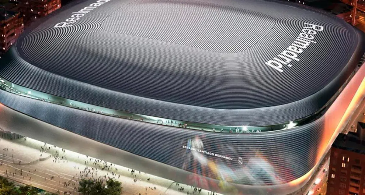 Nowoczesny stadion w Madrycie, Santiago Bernabéu, lśni w nocnym świetle.