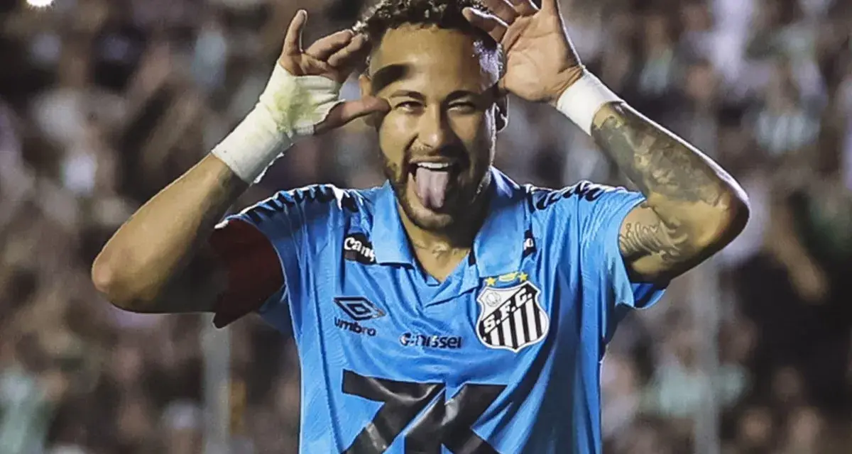 Neymar w niebieskiej koszulce Santos z charakterystycznym gestem i wystawionym językiem. Tak wygląda boisko, gdzie gra Neymar.