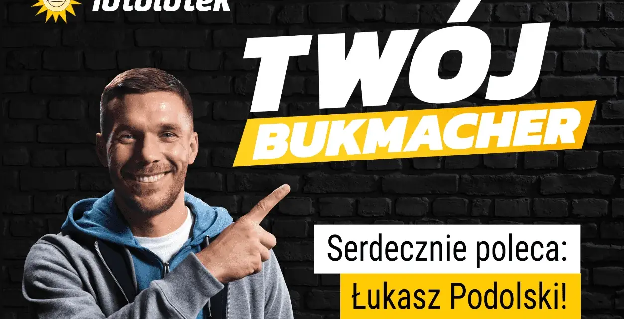 Uśmiechnięty mężczyzna wskazuje na napis "Twój Bukmacher". Totolotek poleca Łukasza Podolskiego do zakładów bukmacherskich.