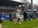 Piłkarz w białej koszulce z numerem 4, przygotowuje się do gry podczas meczu Raków Częstochowa – Widzew Łódź.
