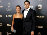 Para młoda na gali Ballon d'Or. On w eleganckim garniturze, ona w czarnej sukni. Może to najmłodszy zdobywca złotej piłki?