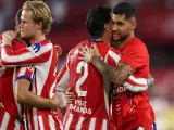 Zawodnicy La Liga w czerwono-białych strojach świętują razem.