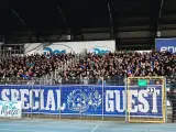 Tryb kibicowania na meczu, gdzie rankingi ŁKS Łódź – Ruch Chorzów są gorącym tematem. Fani Ruchu Chorzów z transparentem "SPECIAL GUEST".