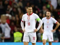 Piłkarz reprezentacji Polski w piłce nożnej mężczyzn z numerem 10 na koszulce, w meczu przeciwko reprezentacji Szkocji.