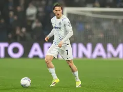 Piłkarz Interu Mediolan z numerem 7 na koszulce, w akcji podczas meczu z Sassuolo.