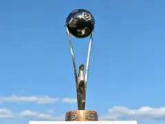 Trofeum dla mistrza polski ekstraklasa, symbol zwycięstwa i dumy polskiej piłki nożnej.