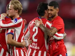 Zawodnicy La Liga w czerwono-białych strojach świętują razem.