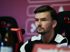 Twarz trenera Górnika Zabrze, skupionego podczas konferencji prasowej.