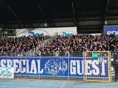 Tryb kibicowania na meczu, gdzie rankingi ŁKS Łódź – Ruch Chorzów są gorącym tematem. Fani Ruchu Chorzów z transparentem "SPECIAL GUEST".