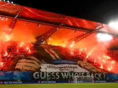 Oprawa Legii Warszawa z pirotechniką i transparentem "Guess Who's Back?". Prezes Legii z pewnością dumny z kibiców.