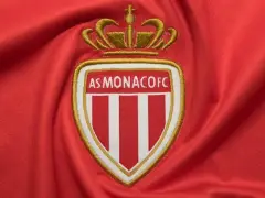 Herb AS Monaco FC na czerwonym tle. Składy: RC Lens – AS Monaco FC.