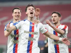 Piłkarze Górnika Zabrze cieszą się po golu w meczu przeciwko Rakowowi Częstochowa.