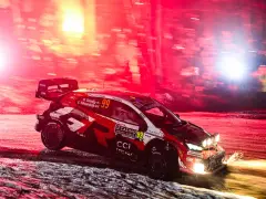 Rajdowy samochód z numerem 99 w ogniu czerwonych rac i świateł. Gdzie oglądać motowizję?