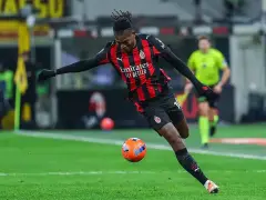 Piłkarz A.C. Milan w akcji podczas meczu z Lazio.