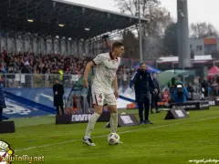 Piłkarz w białej koszulce z numerem 4, przygotowuje się do gry podczas meczu Raków Częstochowa – Widzew Łódź.