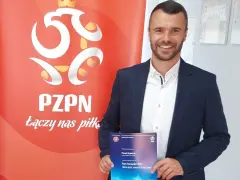 Trener z dyplomem UEFA Elite Youth A PZPN, pokazujący, co można trenować.