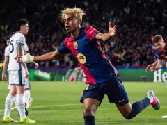 Piłkarz Barcelony z blond włosami cieszy się z bramki. Czy to oznacza, że Barcelona odpadła z Ligi Mistrzów?