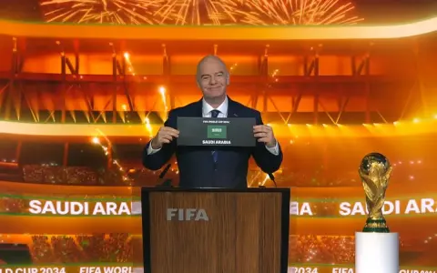 Gianni Infantino ogłasza, że mistrzostwa świata w piłce nożnej 2034 odbędą się w Arabii Saudyjskiej.