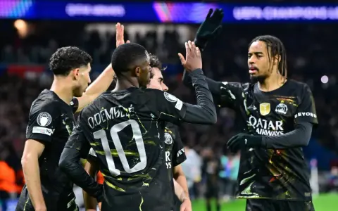 Piłkarze PSG świętują bramkę. Ousmane Dembélé z numerem 10 na plecach, Nuno Mendes i inni cieszą się po udanej akcji. Jaki dziś mecz piłki nożnej!