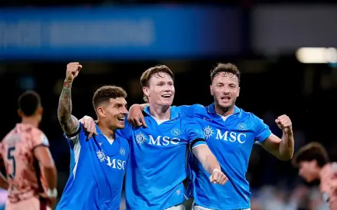 Piłkarze Napoli świętują zwycięstwo nad Hellas Verona. Radość na twarzach zawodników, jeden z nich unosi pięść w geście triumfu.