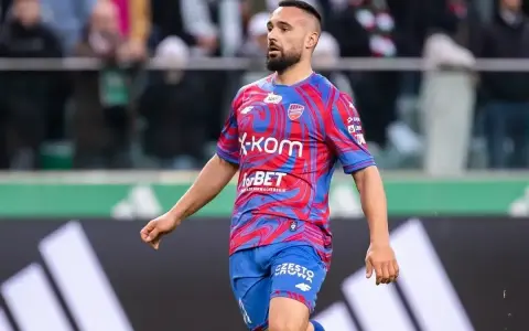 Piłkarz Rakowa Częstochowa w barwach klubowych, gotowy do gry przeciwko Cracovii.