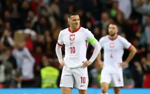 Piłkarz reprezentacji Polski w piłce nożnej mężczyzn z numerem 10 na koszulce, w meczu przeciwko reprezentacji Szkocji.