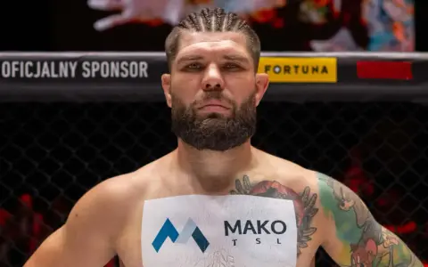 Zacięty wojownik MMA, do złudzenia przypominający Don Diego, z charakterystyczną brodą i warkoczykami, gotowy do walki.