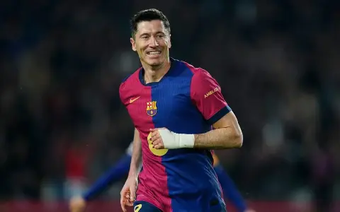 Robert Lewandowski w barwach Barcelony, jeden z najlepszych napastników świata, cieszy się po strzelonej bramce.