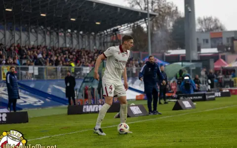 Piłkarz w białej koszulce z numerem 4, przygotowuje się do gry podczas meczu Raków Częstochowa – Widzew Łódź.