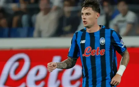 Piłkarz Atalanty w niebiesko-czarnej koszulce z logo "Lete" podczas meczu Atalanta – Udinese.