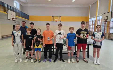 Młodzi piłkarze z Aten, zwycięzcy turnieju, pozują do zdjęcia z pucharami.