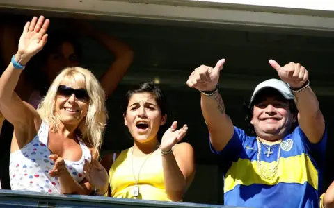 Diego Maradona z kciukami w górę, kibicuje z trybun. Jego niesamowite diego maradona statystyki budzą podziw.