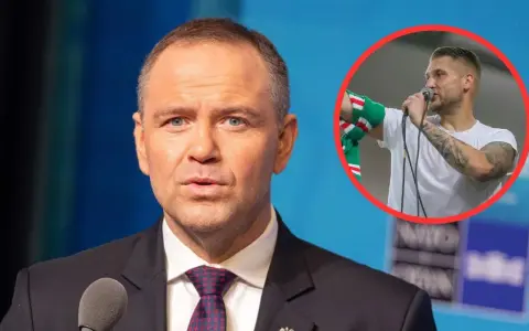 Staruch w garniturze i młody mężczyzna z tatuażami i szalikiem w tle.