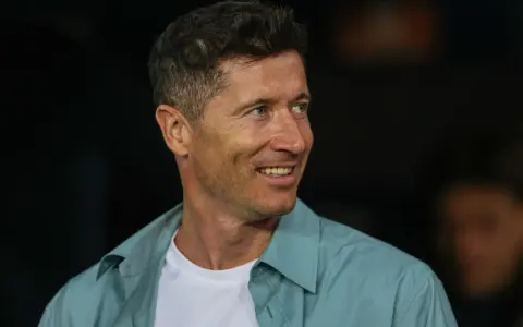 Uśmiechnięty Robert Lewandowski, zastanawiamy się, ile języków zna Robert Lewandowski, grając w międzynarodowych klubach.