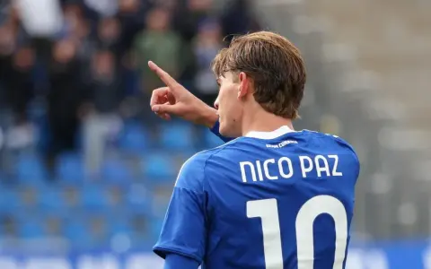 Nico Paz w niebieskiej koszulce z numerem 10, wskazujący palcem. Czy to zapowiedź przyszłych real madryt transfery?