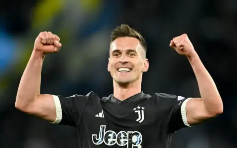 Piłkarz Juventusu, Wojciech Szczęsny, cieszy się ze zwycięstwa. Fani zastanawiają się, ile zarabia Milik, gdy widzą jego sukcesy.