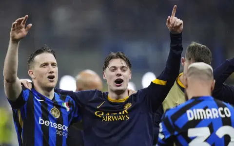 Piłkarze Interu, w tym Polacy w Serie A, świętują zwycięstwo.