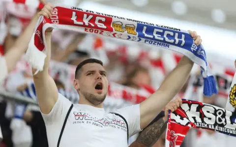 Młody kibic z szalikiem ŁKS Łódź i Lecha Poznań. Fani wspierają swoje drużyny, a my czekamy na kolejne łks łódź transfery.
