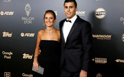 Para młoda na gali Ballon d'Or. On w eleganckim garniturze, ona w czarnej sukni. Może to najmłodszy zdobywca złotej piłki?