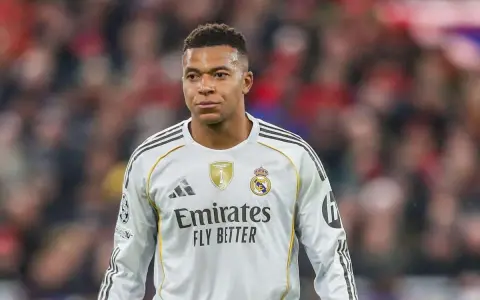 Kylian Mbappé w białej koszulce Realu Madryt. Zastanawiasz się, ile Mbappé zarabia na minutę?
