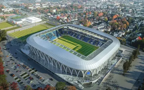 Nowy stadion Ruchu Chorzów w pełnej krasie, z trybunami, boiskiem i parkingiem.