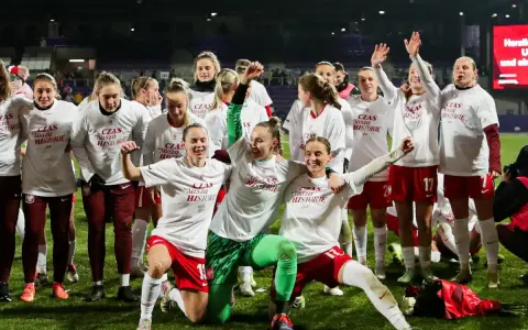 Radosne polskie piłkarki świętują zwycięstwo na murawie, dumne z napisów na koszulkach "Czas na naszą historię".